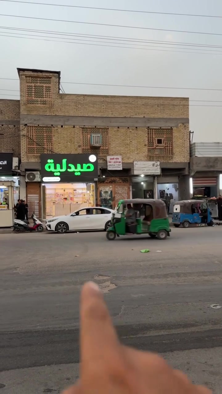 بنايه للبيع الموقع حي طارق الوسط مقابيل مطعم الصدرين على الشارع العام المساحه 300 متر طابو صرف بناء حديث  بيها 4 محلات او بيتين كل بيت طابقين وشقه  الشراي يتصل على هذا الرقم ***********
