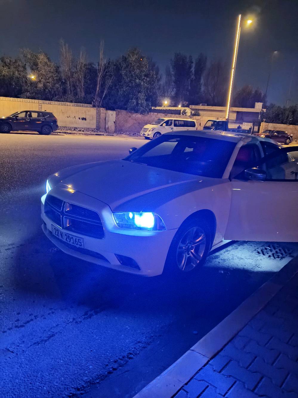 سيارة دودج تشارجر لون أبيض للبيع. بحالة ممتازة ومظهر جذاب كما يظهر في الصور. مثالية للقيادة داخل المدينة وخارجها بمحرك قوي وأداء عالي. للمزيد من التفاصيل يرجى الاطلاع على الأسئلة أدناه.