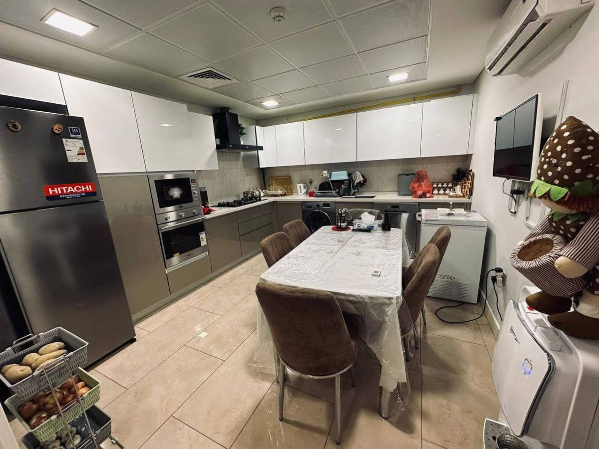 بغداد الكاظميه شارع المحيط مجمع حواهر دجله
‏شقة للبيع
تباع مؤثثه كامله 
تحتوي على ثلاث غرف
غرفه ماستر
حمامين حمام واحد مشترك
صاله مطبخ
كامله مابيه اي نقص
بيه عشر اطنان تبريد 
*********** 
ما متوفر فيس فقط عل رقم
