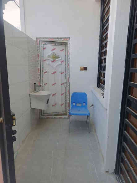 سلام عليكم 
بيت بالحسينيه مال الراشديه 100 متر ركن مربع للبيع منطقة الثلاثينات مقابل مستشفى التركي على شارع 20،  رفت ارتفاع 40سم يحتوي على أربع غرف نوم واستقبال ومطبخ  وحده من الغرف سويت بناء حديث 2025 صار سبوعين من طلعوا العمال منهه
3خطوط ماء  حار بارد مع اساله أربع حمامات + تانكيات ثنين + ماطور ماء كهرباء درجه اولى كل غرفه بيها نقطه وطني + إلى نقاط السبلت 

السعر 140 مليون وبي مجال البيت باسمي 
رقم الهاتف ***********
