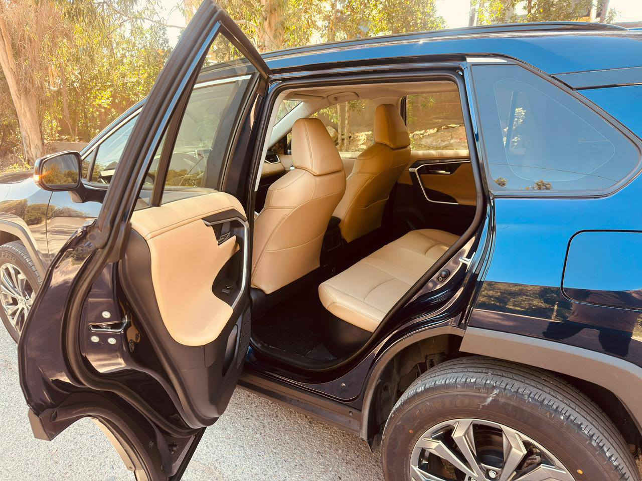 🚘 تويوتا RAV4 Limited 2025 هايبرد 🚘
▫️ ياباني أصلي
▫️ استيراد خاص من كوريا
▫️ دفع رباعي Four Drive
▫️ سيارة جديدة بمعنى الكلمة – بجم كبس بدون إرباك
▫️ مع ضرر خفيف قرب الدعامية الخلفية

✨ المواصفات: ▪️ محرك 2500 هايبرد
▪️ فتحة سقف
▪️ تدفئة وتبريد كشنات
▪️ تدفئة كشنات خلفية
▪️ مثبت سرعة
▪️ شاشة كبيرة داخلية
▪️ رنكات قياس 19
▪️ داخلية جمالية جداً
▪️ ترقيم جديد

📌 ممشى السيارة: 11,000 كم فقط
📍 موقع السيارة: بغداد – الأعظمية
👤 مالك واحد فقط

📞 رقم التواصل: ***********
