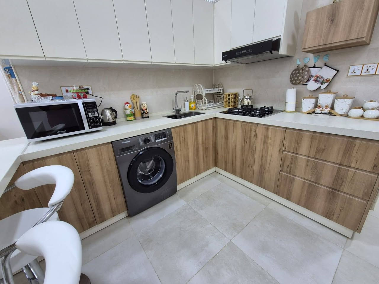 كاونتر تركي درجه اولى +سطح كرانيت طبيعي اصلي داخل والخارج hdf مع الطباخ
طول جهة الطباخ مترة ونص
طول جهة السنك مترتين ونص 
مع ميز جلوس (بار) 
 و٤ ستولات  
ب٣ ملاين


**إذا كنت صاحب هذا الإعلان وتريد حذفه لأي سبب، رجاءا أرسل رسالة إلى الدعم الفني**