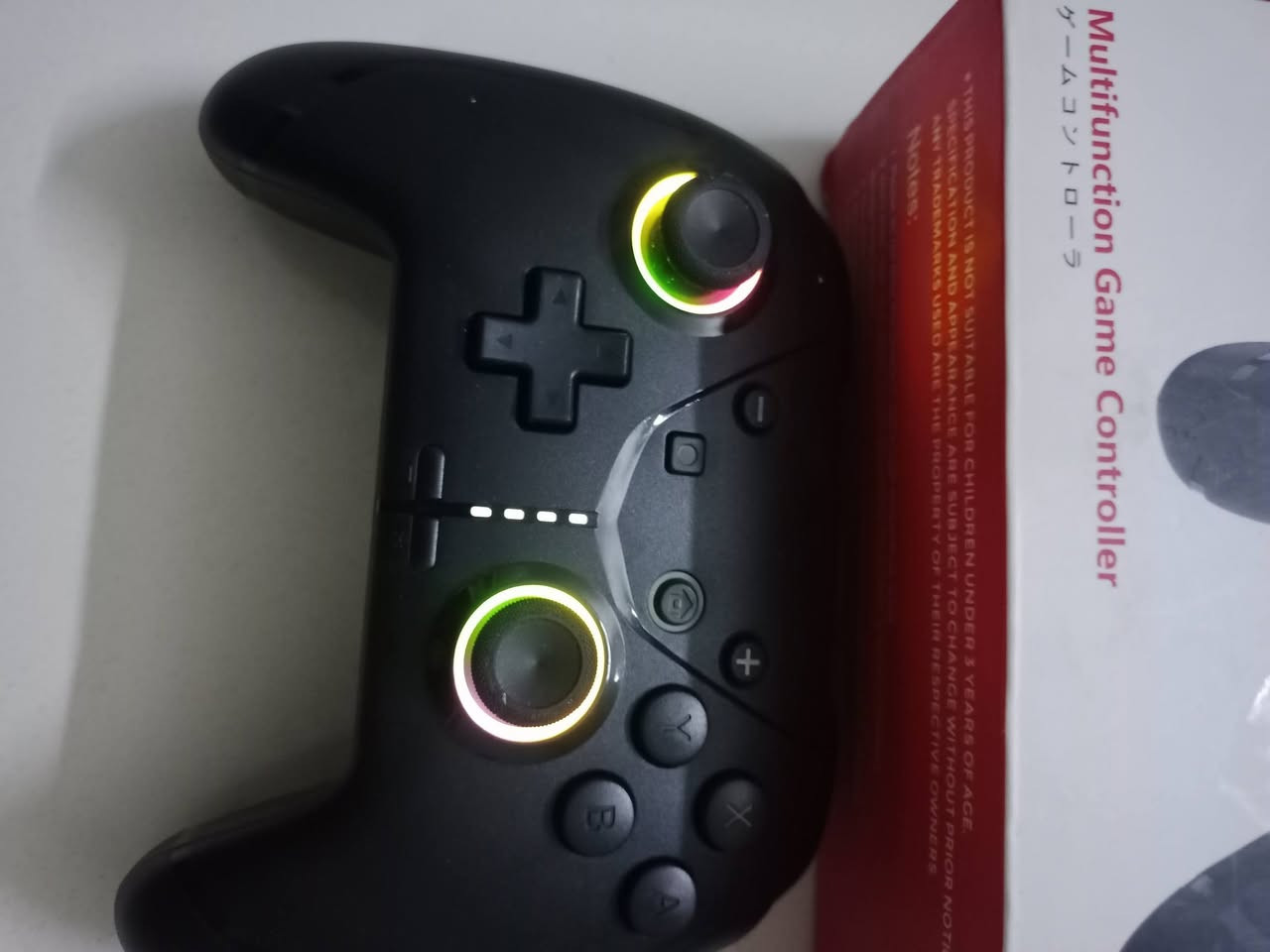 المواصفات التقنية المتوقعة
التوافق: يدعم التوصيل بـ Nintendo Switch، الكومبيوتر (PC عبر D-Input و X-Input)، أجهزة الأندرويد (Android)، والـ iOS، وأحياناً أجهزة PS3/PS4.

​الاتصال: لاسلكي عبر البلوتوث (Bluetooth) أو سلكي عبر منفذ Type-C.

​الإضاءة: حلقات إضاءة RGB مدمجة حول عصا التحكم (Anbernic/Switch style RGB rings).

​الميزات الاضافية: * خاصية الاهتزاز (Rumble / Vibration). 

​مستشعر حركة سداسي المحاور (Motion Control/Gyroscope) لتوافق أفضل مع ألعاب السويتش.

​زر الـ Home وخاصية الإيقاظ (Wake-up function) لجهاز السويتش.

​دعم ميزة الـ Turbo (التكرار السريع للضغطات).

​البطارية: قابلة للشحن عبر منفذ Type-C (تدوم عادة بين 6 إلى 10 ساعات عمل حسب تشغيل الإضاءة والاهتزاز).


**إذا كنت صاحب هذا الإعلان وتريد حذفه لأي سبب، رجاءا أرسل رسالة إلى الدعم الفني**