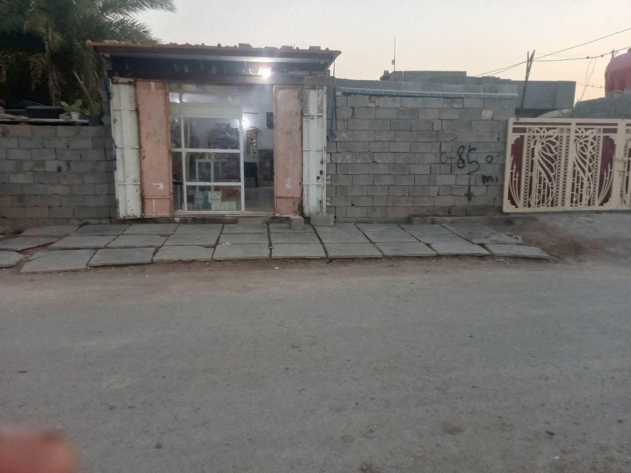 السلام عليكم بيت للبيع مساحه 500متر حي العهد عل شارع الريسي بي محل طول 7ونص والعرض 3ونص غرفتين وحده5في 4وحد 3في 4.الصاله 10في 4الاستغبال 7في 4الامطبخ 4في 4ونص الكراج طول 20متر كهرباء ومياه ومجاري وخط مولد والشارع بي اناره وتبليط للباب الاستفسارا ***********
