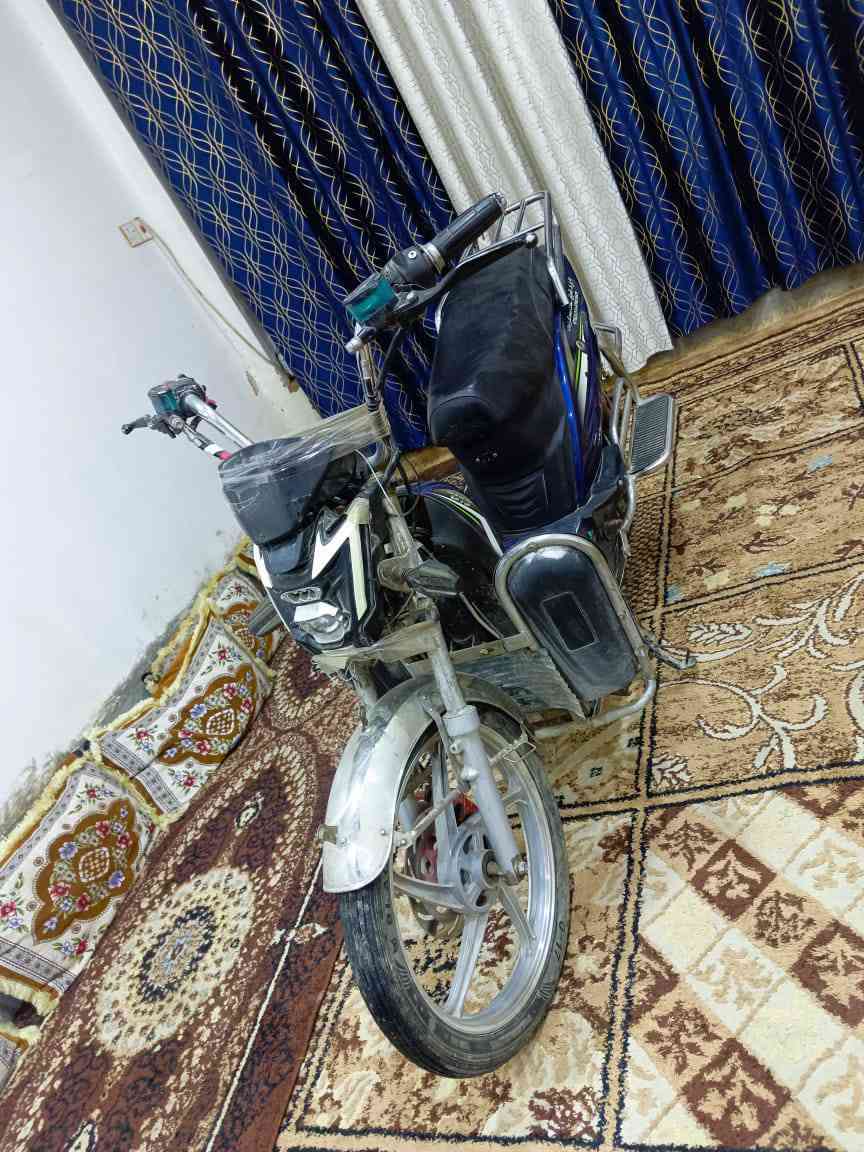 سلام عليكم
دراجه شحن هارلي تأخذ 5بطاريات بيهه بس 3 جدد استعمال قليل وتحتاج ربط كهربائي فقط دراجه حلوه تمشي 60 حقيقي اربع سرع ويهه شحنه اصليه  تمشي بل شحنه الوحده 30كيلو حسب السرعه الي تمشي بيهه 
سعرهه 200 عنوان بغداد الشعله ٫٫٫٫٫***********
