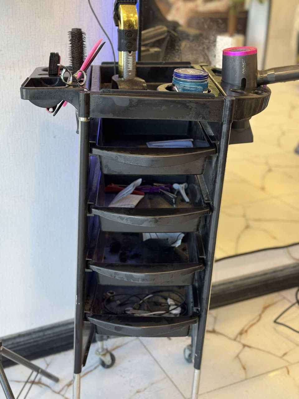 غراض حلاقه للبيع كلهن شلعه وحده  ٤ عرباين وجهاز بخار وجهاز تنضيف بشره وسديه  كولهن رايدهن ٣٠٠ ماكو هيج سعر الشراي يتصل ***********
