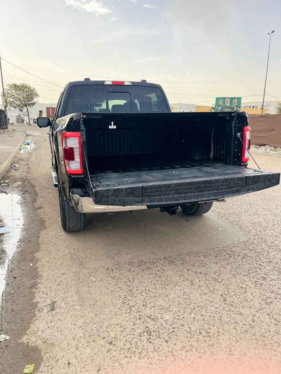 السلام عليكم فورت f150 الفئه Lariat موديل ٢٣
محرك ٦ سلندر ٣٥٠٠ تو تربو هايبرد 
 كلين تايتل /
تشغيل عن بعد/
كامرات 360/
مانع انزلاق/
مثبت سرعه/
رادار امامي خلفي/
مراية جانبيه كهربائي/
مقاعد كهربائي/
مقاعد خزن ٣ انواع قياده /
كشنات تدفئة وتبريد /
مصباح لد/
شاحن لاسلكي/
اضائة ترحيب/
مستشعر وقوف/
نظام فرامل طوارىء/
4*4/
بصمه/
صندوق كهربائي/
اوبعد بيه مواصفات  
ماشيه ٥٤
السعد ٤٠ $
للتواصل على الرقم ***********
