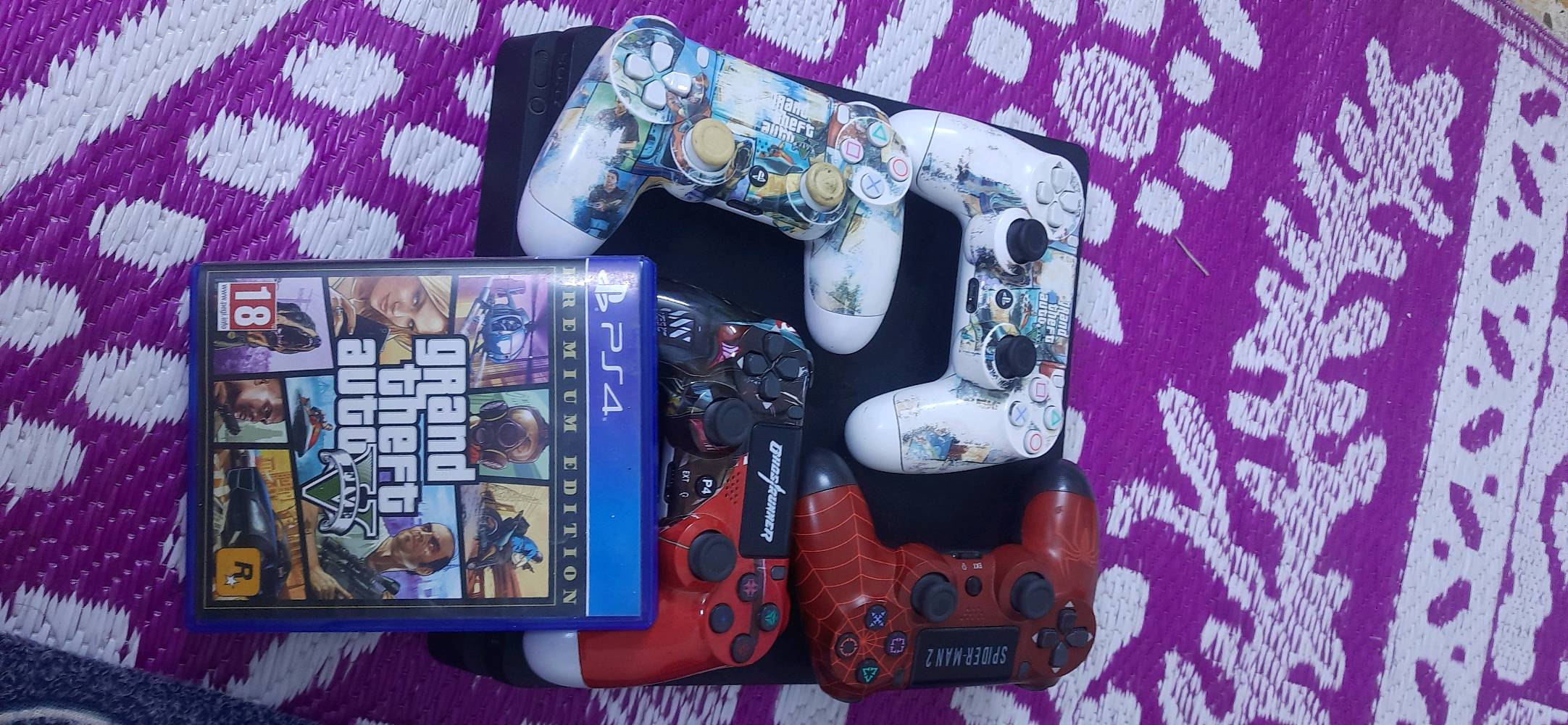 سلام عليكم شباب   ps4 سلم مهكر نظيف جدا وغير مفتوح او داخل صيانه لوك  نظام 12.00 وتكدر شغل اونلاين معه قرص تهكير معه 8لعبات وقرص GTa5 معه 4 يدات بلي معه Ups جديد استخدام جدا قليل سعره330 الف