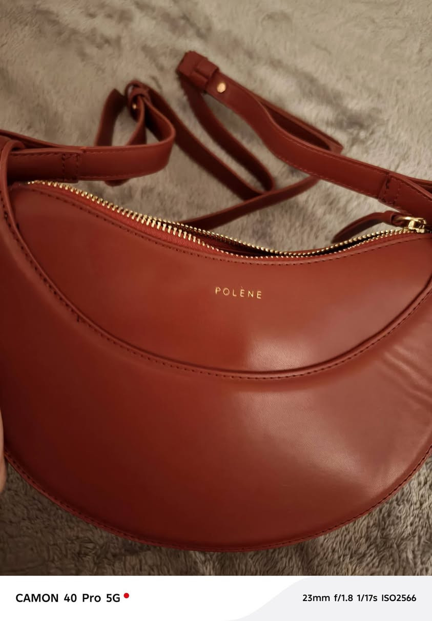 حقيبة يد نسائية من ماركة Polène الفاخرة، وهي مصنوعة في إسبانيا كما هو موضح في الختم الداخلي.السعر ٤٥ ألف


**إذا كنت صاحب هذا الإعلان وتريد حذفه لأي سبب، رجاءا أرسل رسالة إلى الدعم الفني**