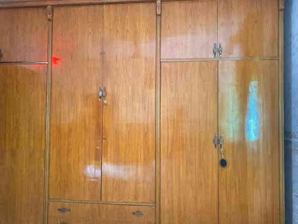 السلام عليكم كنتور وميز ابو مرايه وزاويه للبيع السعر 350 وبيهن مجال مكان حله ورديه  ***********
