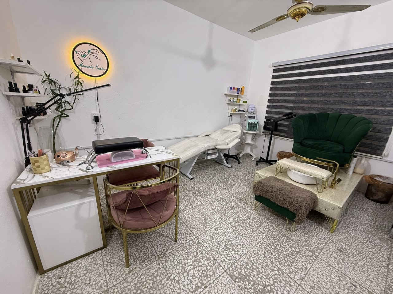 سنتر تجميل للبيع فقط الاغراض
العنون بغداد الشعب 
التواصل والاستفسار ***********
