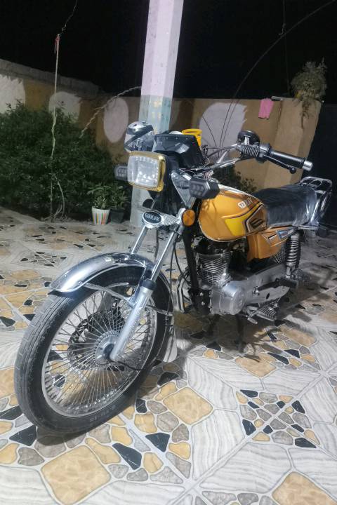 
دراجة نارية للبيع، بحالة جيدة جداً مع لون برتقالي مميز. تتميز بأداء قوي وتصميم جذاب يلائم الاستخدام اليومي أو للرحلات القصيرة. مناسبة لمن يبحث عن دراجة عملية وبسعر معقول. للاستفسار، يرجى الاتصال على الرقم الموجود في الإعلان.