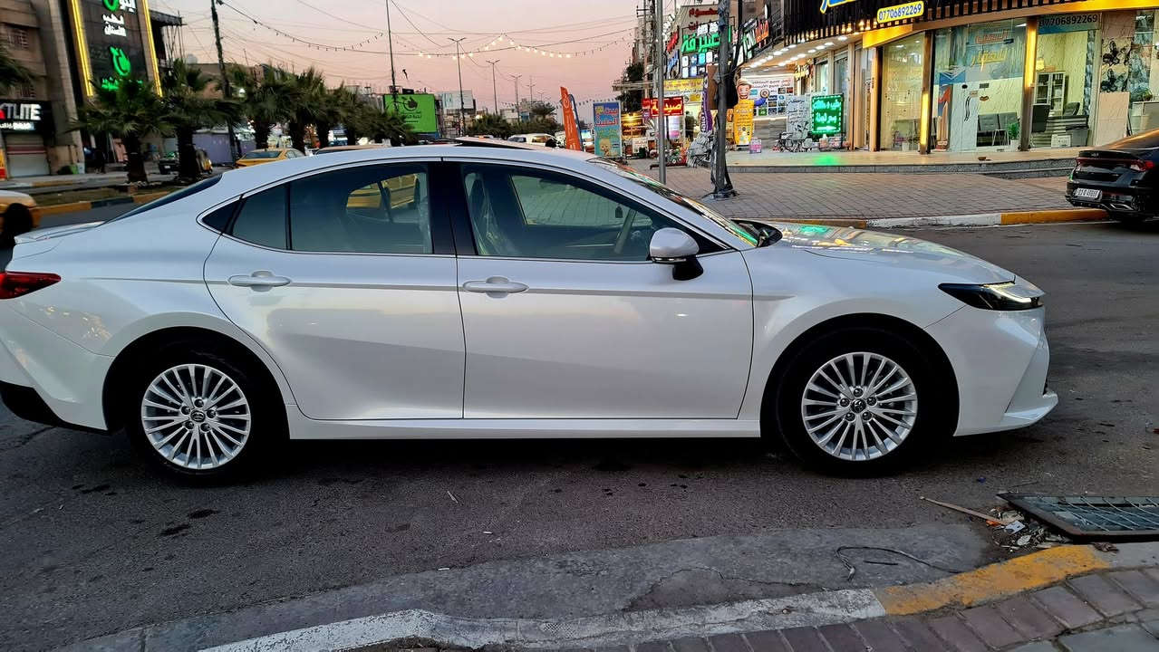 السلام عليكم. 
كامري خليجي ساز 2025
السياره اجت وجبه حالوب خفيف ومبين 
السياره ماشيه 4000 اخت الزيرو
مواصفاتهه LE
بصمه فتحه سلايد جام بلارايز و اربعه اوتو مري شفط وأشار بل مري
حساس أمامي خلفي 
تبريد أمامي خلفي 
شاشه
شحن واير ليس
خمسه ويل كب
كشناتهه مغلفه جلد
السياره جديده وماعيزهه شي 
ظمان شركه ساز 
بيهه 8 تبديلات دهن للاربعين الف
السياره بإسمي تحويل ثاني يوم رقم بغداد 
السعر 264$ 
***********.احمد.   مكانهه البنوك
