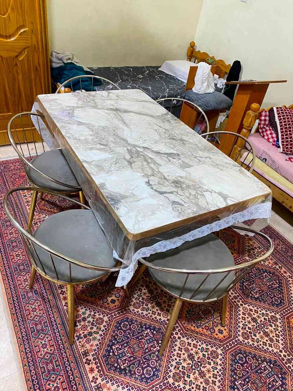 ميز طعام مرمر السعر ١٧٥ وبي مجال للاستفسار الاتصال على الرقم ***********
