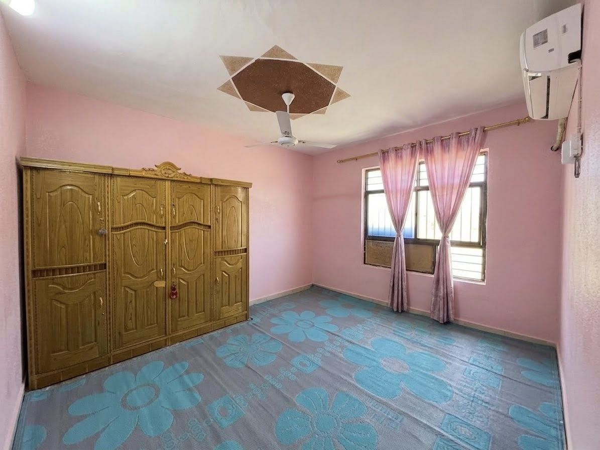 بيت ركن  للبيع الحميديه  قرب الطاقه الكهربائية الباب الثاني المساحة 100 مربع رابع بيت عن الشارع العام يحتوي على غرفتين قياس 5 في 5 ومخزن على عرض الغرفتين بناء مسلح وطابوق فقط ستاره بلوك حمام وصاله وبيتونه  وباقي تفاصيل موضحه في الصور للتواصل *********** او تواصل خاص معي صاحب البيت 
السعر45 مليون قابل للتفاوض علماً تم اخذ الصور قبل وضع الاثاث والسكن بصورة كامله
