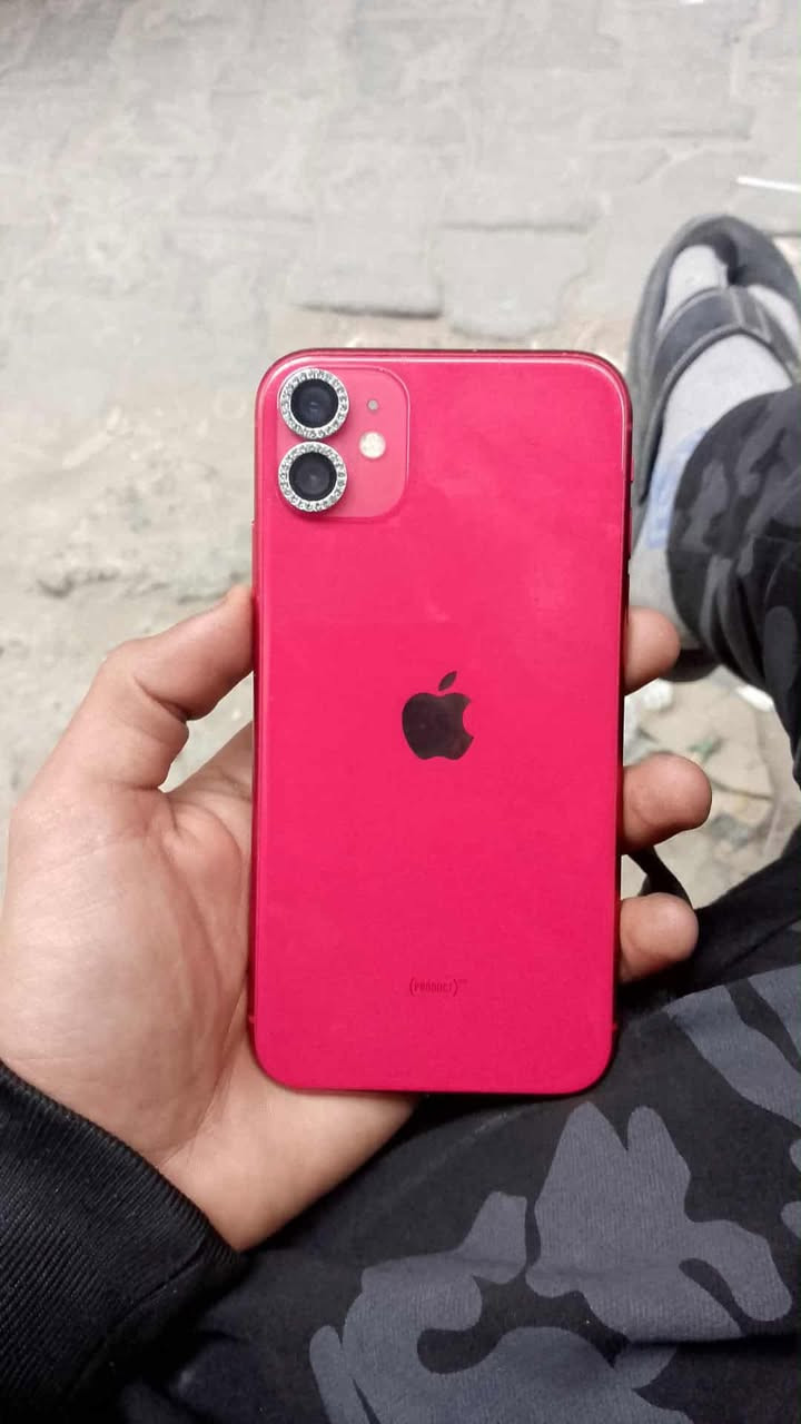 آيفون ١١ عادي مكفول
ذاكره ١٢٨ 
بطاريه ٧٢ 
سعرها ٢٠٠بي ومجال مكاني شعله***********
