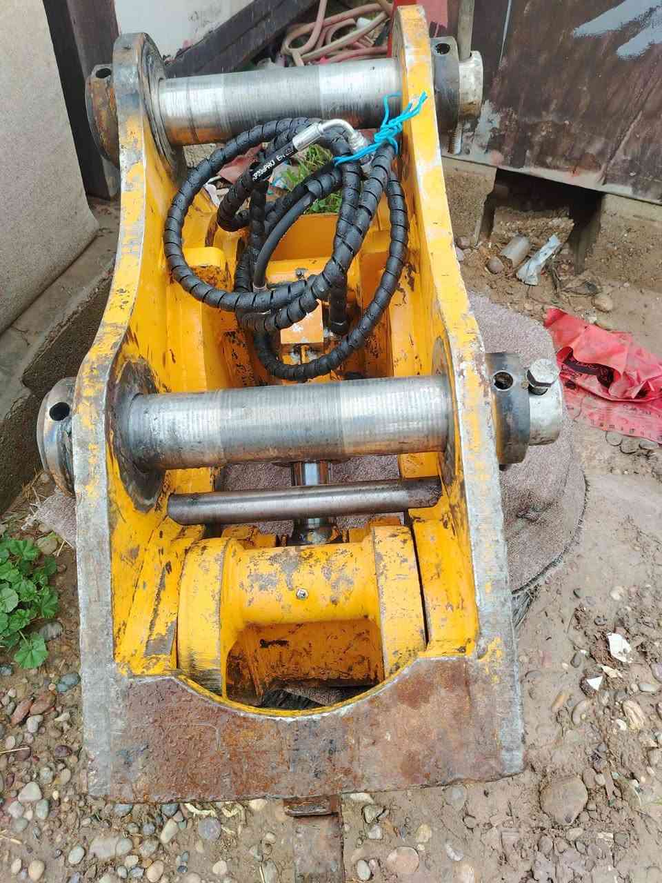 يوجد لدينا كماشه للبيع كامله من كل شيء رقم الهاتف
***********
