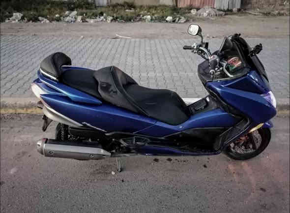 سلام عليكم شباب 
فورزة 010 
دراجة نكرة سلف وصافية ونضيفة 
كلشي بيها جديد مال جناي يعني 
قايش جديد 
سلف جديد 
فيتبم جديد 
جويتر جديد 
باتري جديد 
فلتر دهن جديد 
بانزين كله محسن 
ماي راديتر اخضر بلادي (يعني الراديتر نضيف ومابي اي انسداد بعز الحرارة ما توصل النص) 
كير شغال سبورت وعادي 
الدراجة عيبها الوحيد الكفرات شوية يرادلها ترتيب يعني نضافة كفراتها 70% 
بصمة وحدة و مفتاح طوارئ 
الاصوليات كاملة 
منفيس موجود و وصل كمركي موجود يعني الدراجة مكمركة اخذها ورقمها 
السعر مليون و 650 الف 
ارجوك لا تخابرني وتكلي شبيها مابيها شرحتلك كلشي وكتلك عيبها الوحيد كفراتها يرادلها ترتيب 
رقمي *********** موجود واتساب
