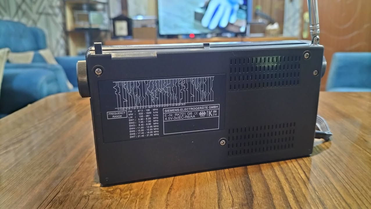 راديو سيمنز صغير انتاج ألمانيا عام ١٩٨٩ على وضع الشركة وبحالة ممتازة جداً، يعمل بواسطة بطاريات قلم عدد ٣ يوفر سحب موجات FM والموجات المتوسطة MW وسبعة موجات قصيرة SW جميعها تستلم الإشارة كما موضح في الفيديو.
الراديو يعمل على النظام الصوتي (ستيريو) وخاصية دعم سماعة الأذن.
اي استفسار.. الرجاء المراسلة على الخاص.
المكان بغداد.


**إذا كنت صاحب هذا الإعلان وتريد حذفه لأي سبب، رجاءا أرسل رسالة إلى الدعم الفني**