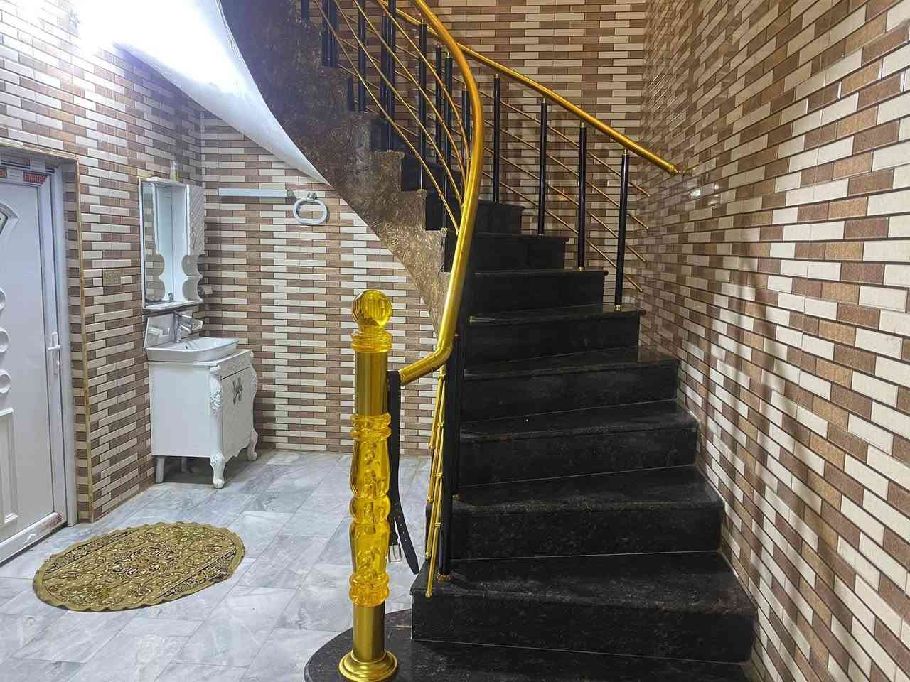 بيت للبيع  مساحة 200متر+60 متر فضله العنوان، جمعيات قرب الأربع سايدات والملعب السباعي، بظهر مجمع ريماسه للألبسة (( الواجهة 10 / النزال:  20 ))
طابقين، يتكون الطابق الأول من[ غرف نوم عدد 2 /أستقبال / صالة /مطبخ / مناور عدد 2 / مجموعة صحية داخلية وخارجية ] 
أما الطابق الثاني يتكون من [غرف نوم عدد4 /صالة/مجموعة صحية]
كونكريت، بناء سنة 2019 
السعر خاص أو الأتصال ع الرقم 
***********
