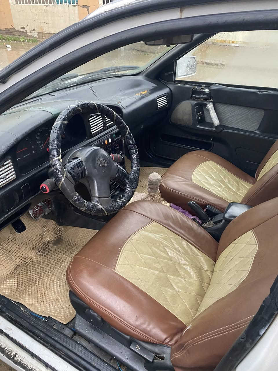 هۆندا النترا
تەنیا ١٠ گەلا سلیمانی
***********
***********
مۆدێلی ١٩٩٣
ئاڕمی پلاستیکی سلێمانی
گێڕو مەکینەی لۆک 
تەجیلو ملەبەرەی زۆر خۆش
برێکو لایتو بەگلایت گەرمیو فڵچە
هەر هەمی گیانی ئیشەکات
مەسرەفی زۆر کەمە زۆر کەم بەنزین ئەخوا
دەعمی هەچ پێوە نیە رزیویشینیە
کامل ناە گێچی مەزبوت
دەعمو لێدراوی هەچ پێوە نیە تەنانەت ڕزیویشی نیە
لایتو گەرمیو فڵچەو برێکو کامل ناو گێچو هەمو گیانە بەشەرت نەقسانی نیە
٤ تایەو ویل لۆک ماشەللە بە نزین زۆر کەم ئاخوا
سەیارەکە ناو دەری زۆر جوانە ڕزیوە نیە تۆزی لایتو بۆنیدی ناشرینە
گێڕو مەکینە بەشەرت پێشی زۆر جوانە لە سلێمانیم تە نیا ١٠ گەڵا
***********
***********
