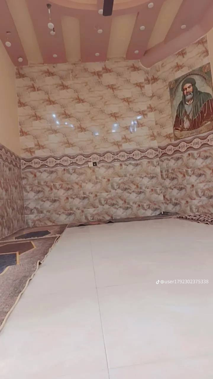 السلام وعليكم*********** بيت لبيع مساحته 300حي الكرار الزبيديه يبعد عن شارع 30 / 45 متر طابقين طابق الول يحتوي عله 3 غرف نوم وستقبال ومطبخ وصالتين وحمامات وطابق 2 يحتوي عله غرفتين نوم ومطبخ وحمامات
