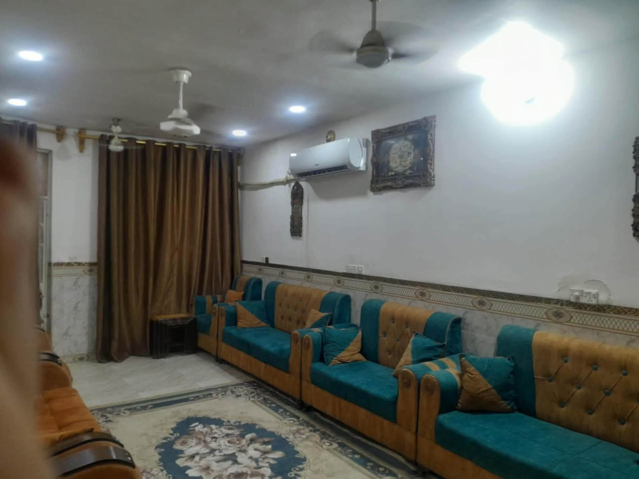 سلام عليكم بيت للبيع مساحه ١٣٨متر سند زراعي بيت طابقين يحتوي الطابق الثاني  على غرفتين نوم و صاله و بلكونه كبيره مكان بغداد الشعب شارع ٢٠ واجه ٥ونص ونزال ٢٤ رقم ***********
