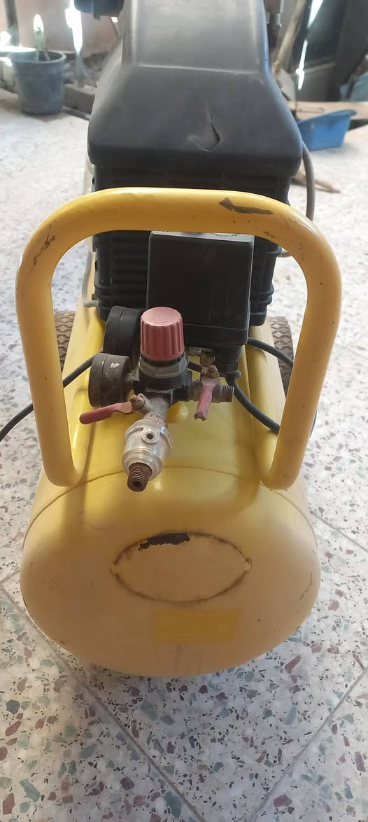 سلام عليكم للبيع كمبريسر هواء ٥٠لتر تاروسه بستم واحد اوربي نضيف ***********
