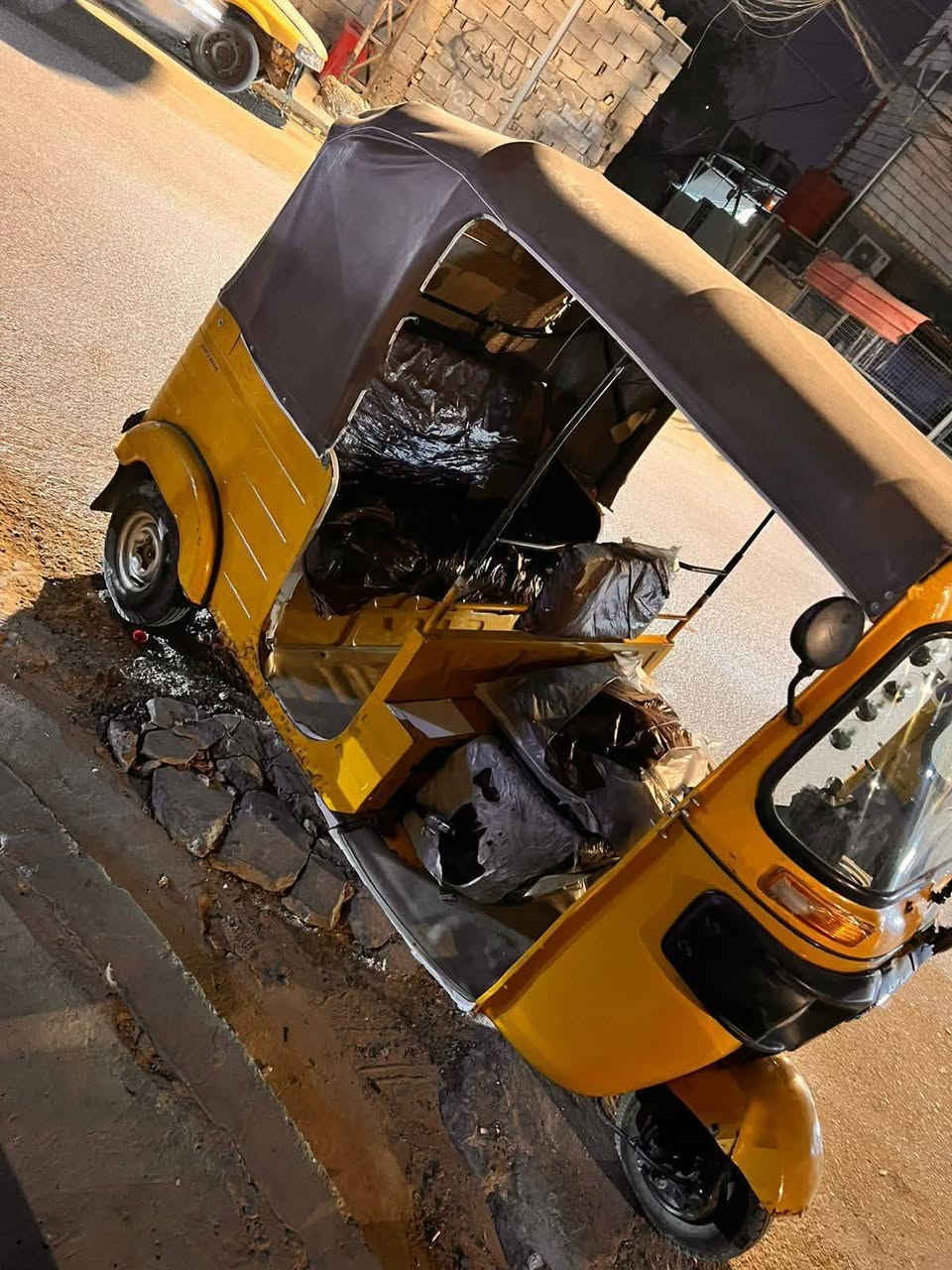 تكتك للبيع موديل 20اوراق عماره
مكان التكتك البصرة تحسينيه  سعر 5000وربع وبيه مجال رقم ***********
