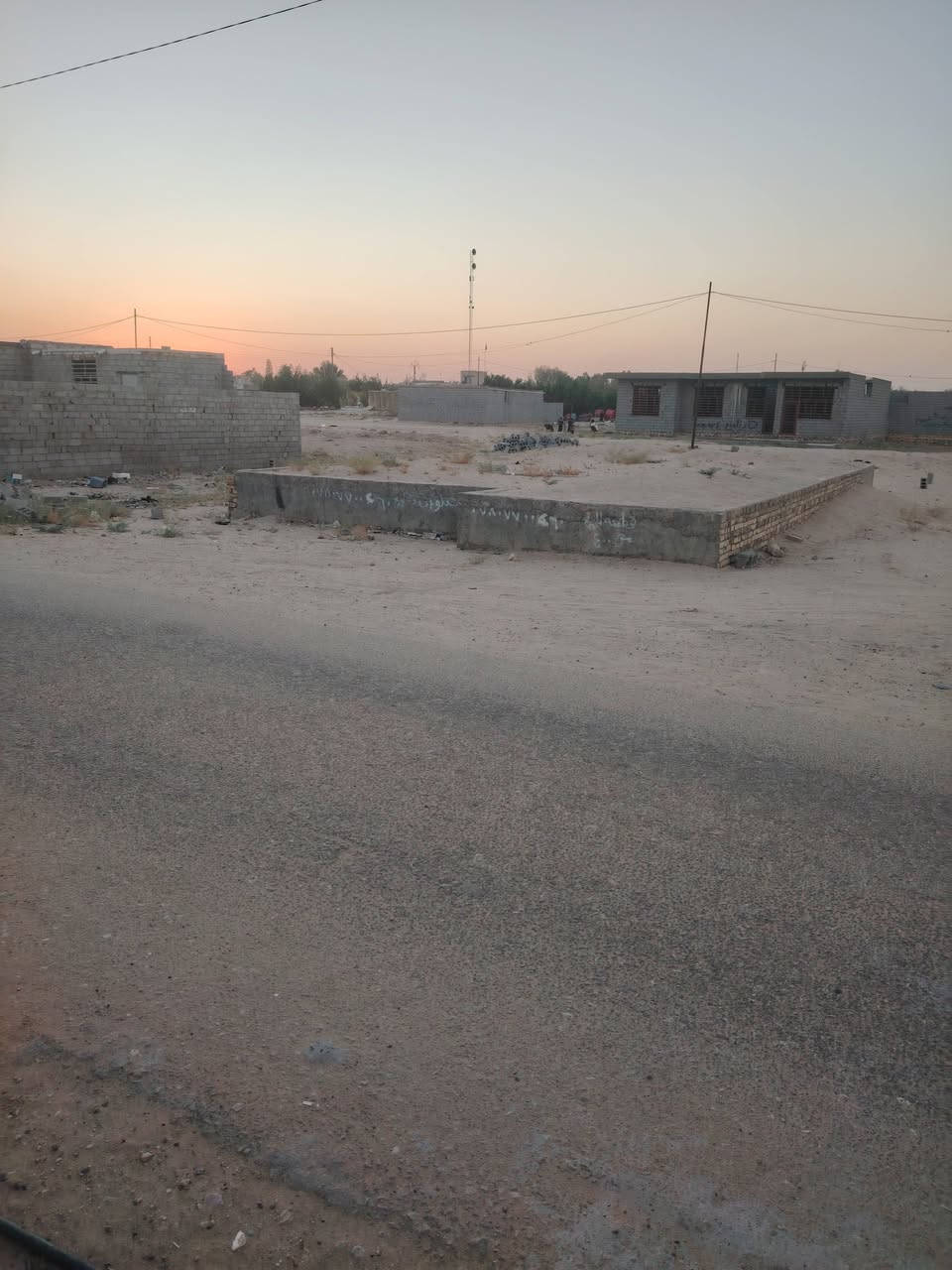 السلام عليكم قطعه للبيع المساحه 400 ميتين مبنيه بتلو  على الشارع تبليط +ماء كهرباء مولد بصفها العنوان عمود 366طريق ياحسين خلف الحسينيات التواصل واتساب أو تصال على الرقم ***********
