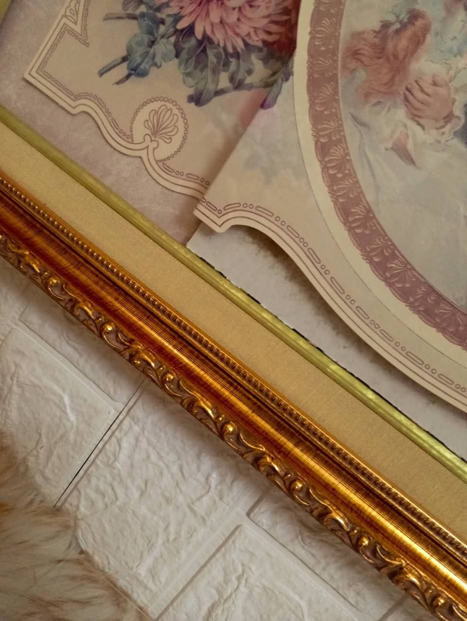 عشاق التميز 
لوحة فيكتوريا كلاسيكية مطبوعة بأسلوب الكروموليثوغراف تصور مشهد حنان الأم 
اللوحة مؤطرة بأطار خشبي مذهب عتيق 
تحمل اللوحة من الخلف ملصق يعود لمتجر متخصص في التحف والأثريات(A TOUCH OF ANTIQUITY) مما يؤكد على أصالة القطعة 
الحجم ٦٠*٤٥سم 
البيع أونلاين فقط ومتوفر توصيل لجميع مناطق المملكة


**إذا كنت صاحب هذا الإعلان وتريد حذفه لأي سبب، رجاءا أرسل رسالة إلى الدعم الفني**