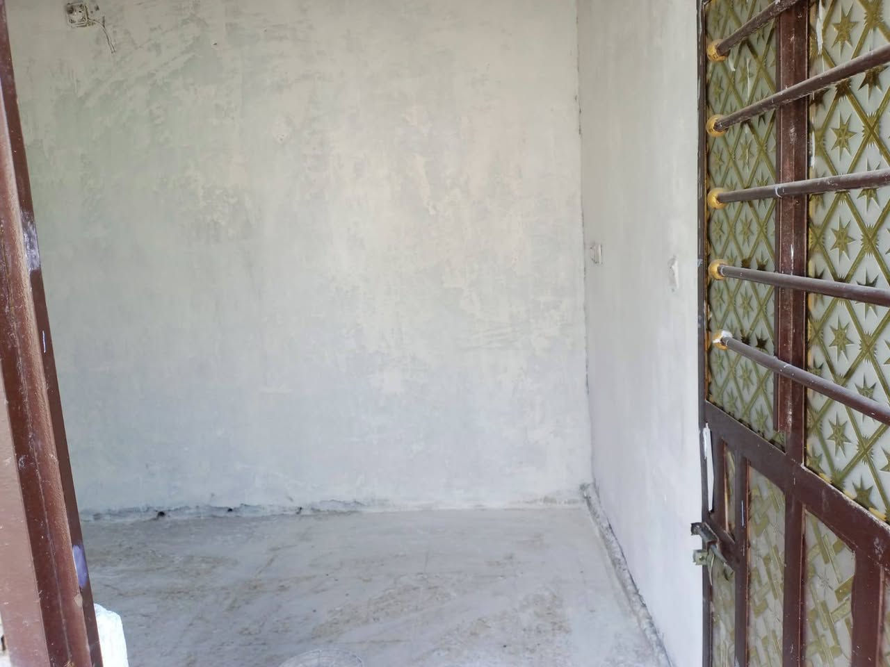 البيت اليجار غرفتين وصاله ومطبخ وستقبال جسر ديالى شارع المخازن ***********
