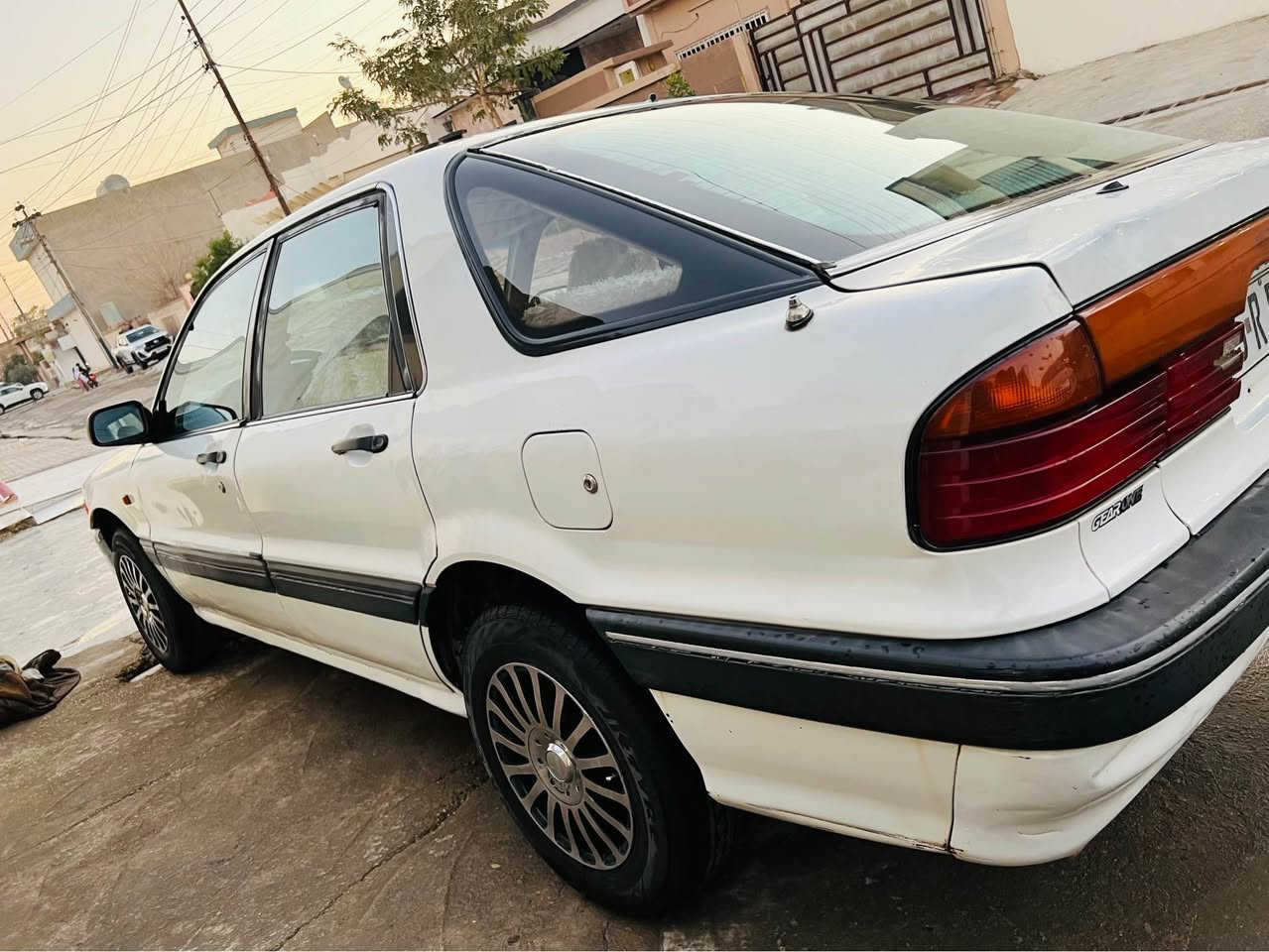 مسيبوشي كلاندموديل١٩٨٩ابيض
رقم كركوك مشروع وطني رقم انكليزي كلها جديد تحويل ثاني يوم
بيها بونيت و ربع جاملغ صبغ فقط
حداديه و تايرات بشرط كهربايي كلها شغال گير عادي سياره فتحه 
مكان سياره كركوك 
***********
سعر٣٧بي مجال كركوك, العراق
