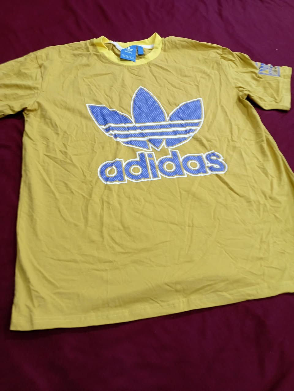 السلام عليكم
عندي تيشيرتات وبجايم  رجالية ، نسائية 
ماركات عالمية أوربية جديد 
قطع مختلفة سعر المفرد من 5000 إلى 7000 حسب الموديل 
عندي تقريبا 200 قطعة الي يريدهن شلع يتواصل خاص 
أو على الواتساب ***********
