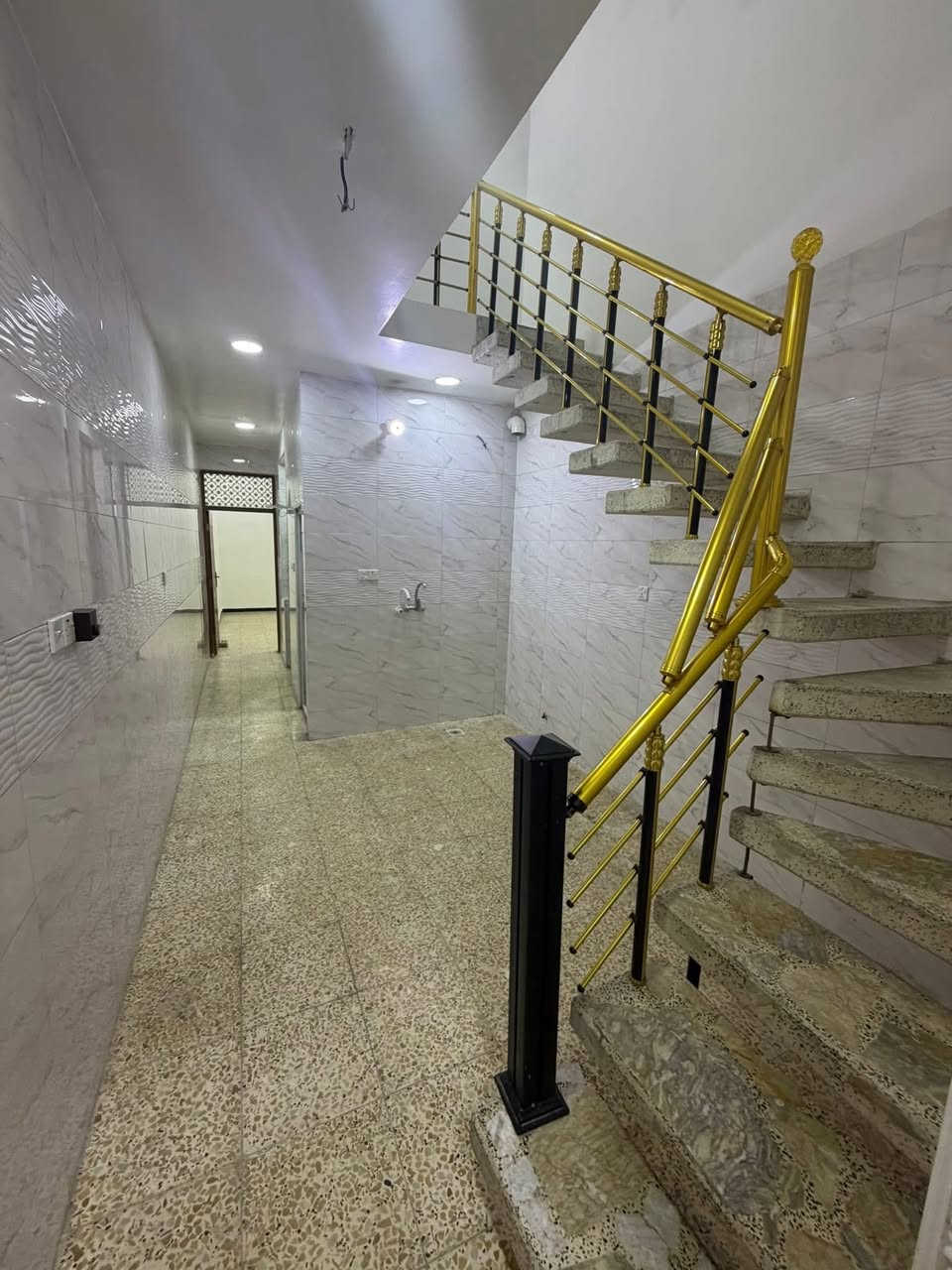 مشتمل للبيع الشعب شارع عدن مقابيل جاتو باريس
المساحه ٧٥ متر واجهه ٣ ونص نزال ٢٠  استقبال وخدمات 

ومطبخ وحمام خارجي وغرفه نوم وحده جوه مع ترك 

الطابق الثاني غرفتين نوم وخدمات بناء ٢٠٢٤ سعر ١٧٥ مليون

معروض بمكتب الكناني ***********
