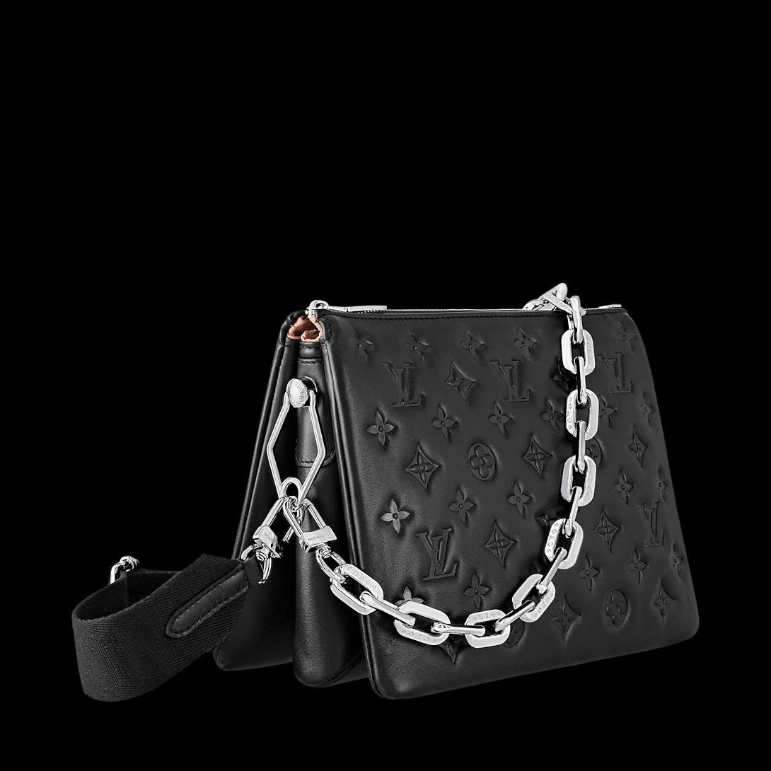 لأصحاب الذوق الجميل المتميز 💯 حقيبة Louis Vuitton Coussin PM باللون الأسود، وتتميز بجلد حمل منفوخ ومزين بنقشة Monogram

مواصفات وتفاصيل التصميم:
♦️الخامة الأساسية: صُنعت الحقيبة من جلد الحمل الناعم والمنفوخ (Puffy Lambskin)، المزين بنقشة Monogram الأيقونية البارزة والمحفورة بالكامل على الجلد.
♦️الإكسسوارات: تأتي بقطع معدنية وسلسلة كتف عريضة باللون الفضي اللامع والمنقوش عليها شعار الدار.
♦️الحمل والأحزمة: تحتوي على حزام قماش عريض وقابل للتعديل والإزالة للحمل الكاجوال (Crossbody)، بالإضافة إلى السلسلة المعدنية الفضية الأنيقة لحملها على الكتف أو كحقيبة يد.
♦️التنظيم الداخلي: مقسمة من الداخل إلى 3 مساحات تخزين منفصلة مع إغلاق محكم بسحاب علوي.
.
.
الاعتماد كارت اسيا او تحويل سوبر كي 
#تابع_منشورات_الصفحه


**إذا كنت صاحب هذا الإعلان وتريد حذفه لأي سبب، رجاءا أرسل رسالة إلى الدعم الفني**