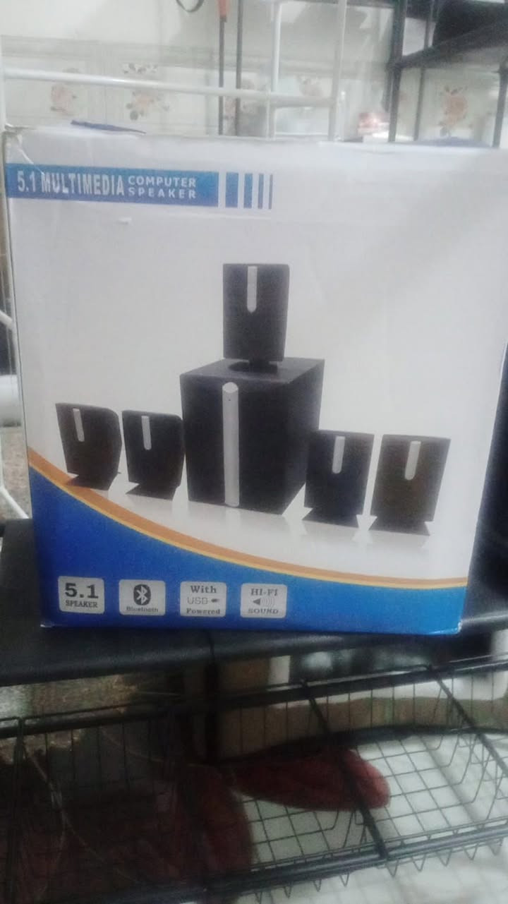 📢 مكبر صوت محيطي 5.1 Multimedia Speaker (جديد بالكرتونة)
إذا كنت تبحث عن تجربة صوت سينمائية في بيتك، أو ترغب في رفع مستوى الصوت للألعاب والأفلام، فهذا النظام هو الخيار المثالي!

​✨ أهم المواصفات المتميزة:

​نظام صوتي 5.1 محيطي: يحتوي على مضخم صوت رئيسي (Subwoofer) قوي مع 5 سماعات فرعية لتوزيع الصوت بشكل مجسم ونقي في كامل الغرفة.

​اتصال لاسلكي (Bluetooth): يدعم التشغيل مباشرة من الموبايل، التابلت، أو الشاشة بدون تعقيد الأسلاك.

​تقنية Hi-Fi Sound: تضمن لك صوتاً نقيّاً عالي الدقة مع بيز (Bass) عميق ومتوازن.

​منفذ USB: إمكانية تشغيل الملفات الصوتية مباشرة عبر الفلاشة (USB Powered).


**إذا كنت صاحب هذا الإعلان وتريد حذفه لأي سبب، رجاءا أرسل رسالة إلى الدعم الفني**