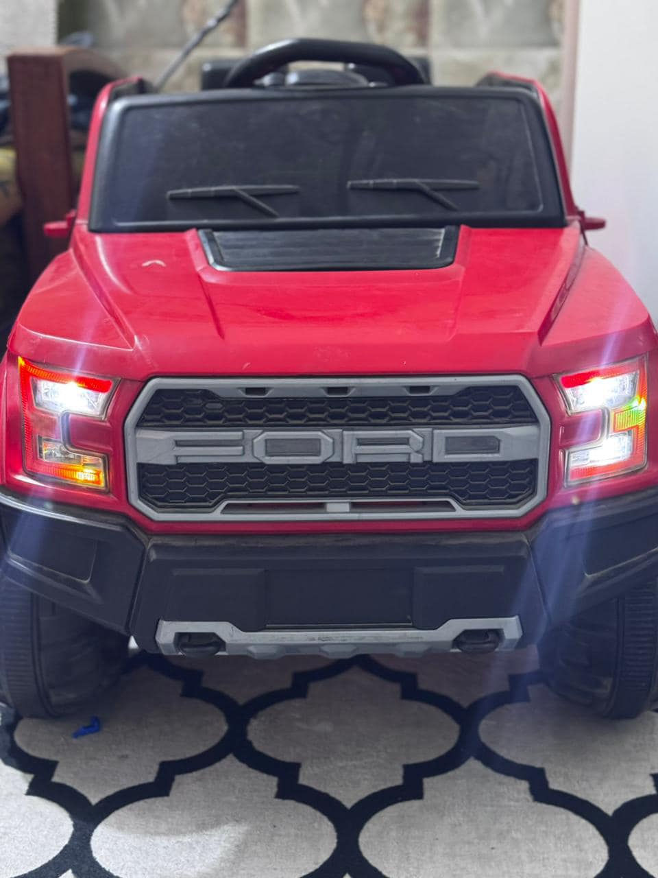 سيارة اطفال FORD سياره تمشي بك والى الامام  وياه شاحنه بيه هزاز اغاني هورن نظيفه سعره 150 بيه مجال قليل مكان حله شارع 80 ,,,,,,,,,, رقم ***********
