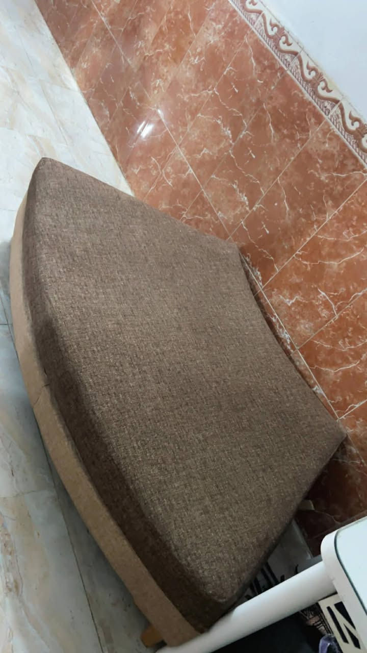 سلام عليكم تخم حديث تصميم حلو مرتب تركي خشب زان الأصلي شرط الفحص قماش أصلي وجديد بدون أي شك أو زرف أو عيب بلقماش الصور اليوم أخذتها ولله العظيم مثل ما منشور هوه تجي وتشوف بالنسبه للسفنج مالته ضمان مفتوح الك مو عراقي شرط الفحص ماخذه غالي كلش ولما يعرف قيمته ميفيده لأن مو تخم عراقي هذا ولا سفنج عراقي وينزل وره كم سنه (٧)مخدات كبار بي أو كوشات تسموهن و (٨) زغار أخو الجديد وجبير ومريح بلكعده مالته مكاني بغداد بوب الشام فوك من الشعب شويه سعره (٦٠٠) ألف وبي مجال أن شاء الله رقمي ‏‪***********‬‏
