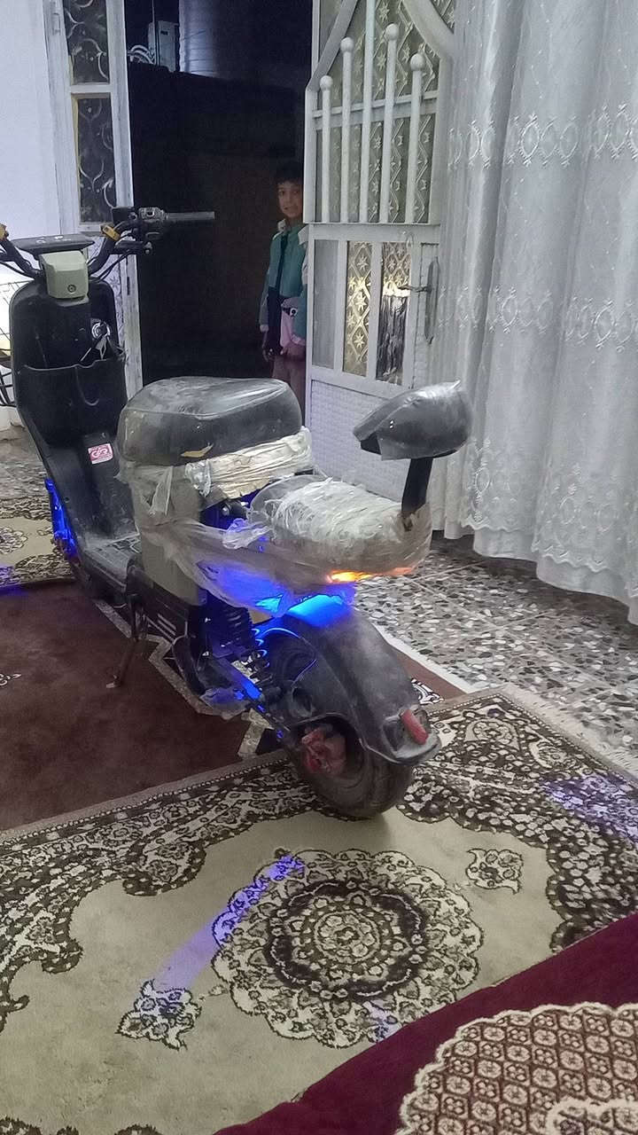 دراجه شحن جديده ستخدام شهرين بس يحتاجله تاير ويل خلفي دراجه كلشي شغال لكهرباياته كله شغاله يعني جديده عله لفحص لسعر 350مجال بسيط عنوان لنتصار قرب حماد شهاب لاستفسار ***********
