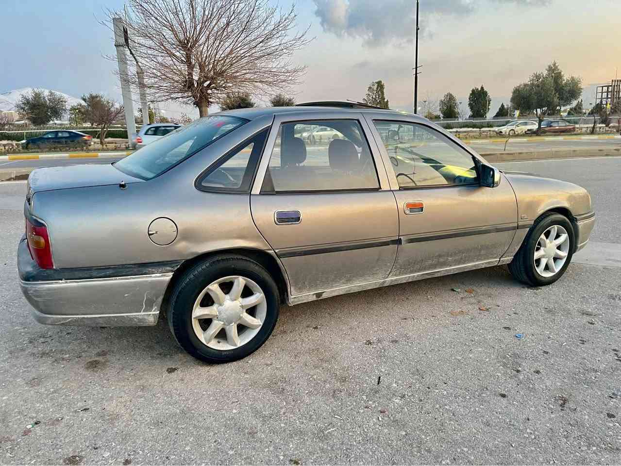 ئۆپڵ ڤیکترا مۆدێل 1993 مەکینە 1.8 گێڕ عادی مەکینە و گێڕی بەشەرتی 10فیتەر دەعمو لێدراوی نییە  سەنەوی بەسەرچووە هەزەی هەتا2027تازەیە کارەبای کامل بەشەرت چرکەی تیانییە 250مەسرەف تیانییە 4تایە و ویلی پاکی لەسەرە   لە دەعامی پێشەوە بۆ دەعامی دواوە بەشەرتی 100فیتەر سەیارەکە ماڵی دۆستە بەس ماشااللەی دەوێت وەکالەتی بەناوی خۆمەوەیە تەحویل بڕاوە غرامە بەشەرت 
ئاسیا/***********
کۆرەک/***********
سعر/42گەڵاو معامەلە السليمانية, العراق
