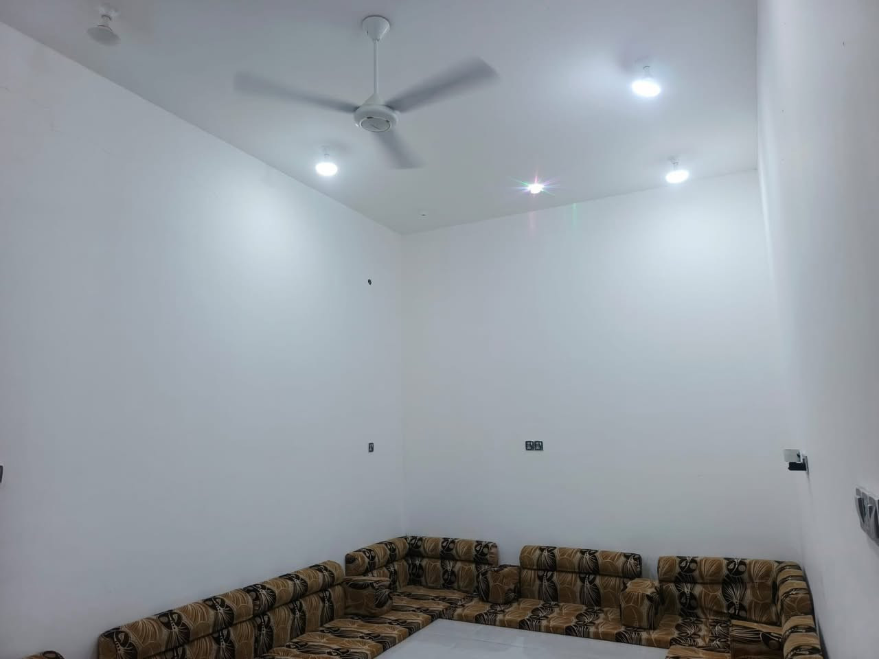 🏡 فرصة مميزة للبيع – نصف دار طابو صرف 🏡
📍 الموقع: ناحية العكيكه – شارع المجاري  
📐 المساحة: 150 متر  
🏗️ البناء: درجة أولى (طابوك + كونكريت)  
🆕 عمر البناء: 3 أشهر فقط  

✨ تفاصيل العقار:  
▪️ طابق ونصف  
▪️ 3 غرف نوم واسعة  
▪️ ديوانية مرتبة  
▪️ صالة مريحة  
▪️ مطبخ حار وبارد  
▪️ صحيات داخلية وخارجية  

💰 المطلوب للبلدية: 9 مليون  
📅 التسديد السنوي: 550 ألف في شهر الخامس  

📌 البيت مرتب وحديث ومناسب للسكن العائلي، موقع هادئ وخدمات متوفرة.  

📞 للاستفسار والمعاينة:  
***********
