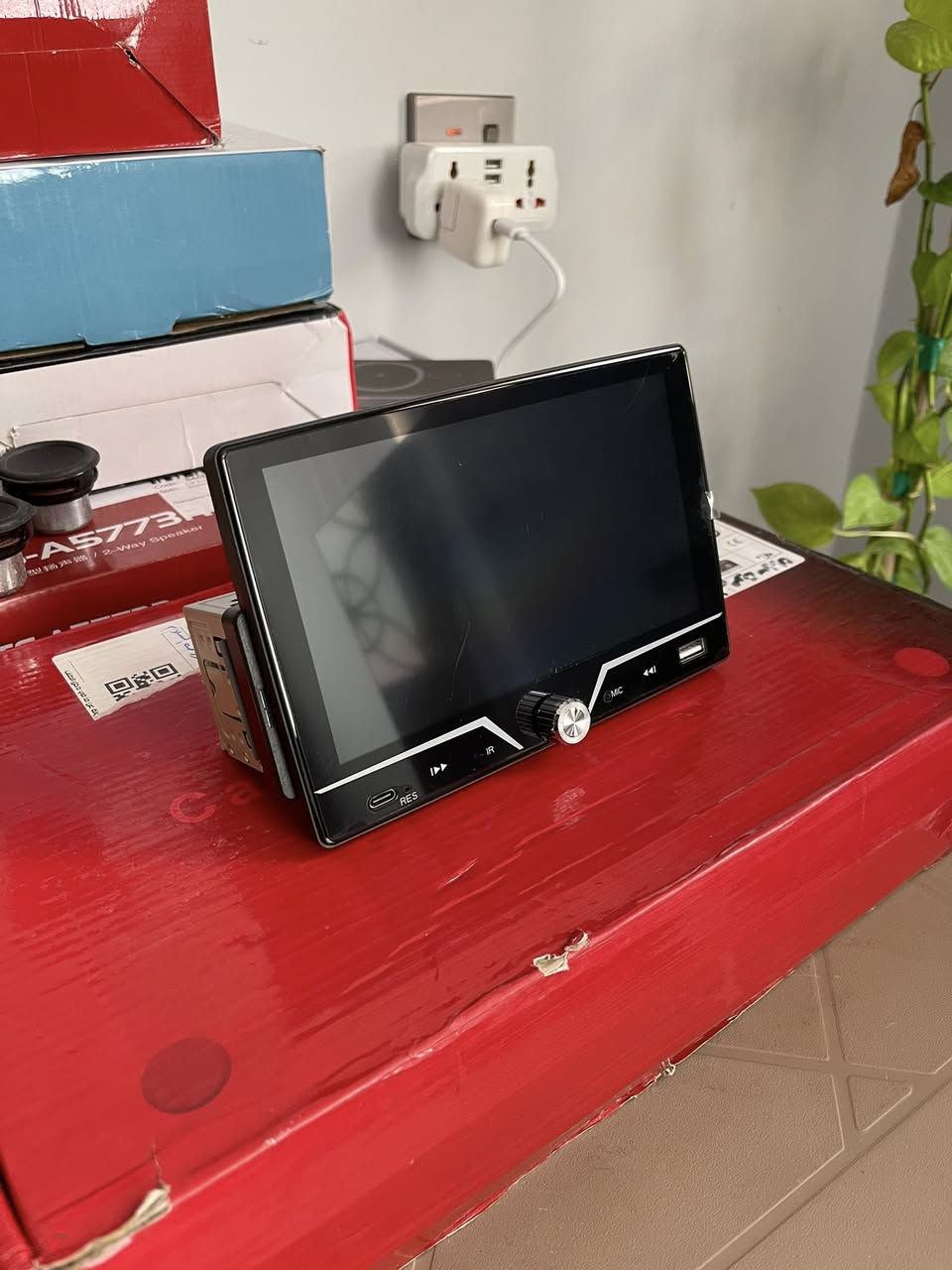 الميزات: يتضمن الجهاز ميزات CarPlay و Android Auto (وظيفة "Mirror Link")، و Bluetooth، وراديو FM، ودعم التحكم في عجلة القيادة، ومدخل USB.
التوصيل: يدعم الاتصال السلكي واللاسلكي (عبر Bluetooth و Wi-Fi) للهواتف الذكية.
التثبيت: تشير التعليمات إلى أنه يجب اختباره قبل التثبيت الفعلي.
العلامة التجارية: على الرغم من وجود شعار Trust على الدليل، إلا أن المنتجات الفعلية المماثلة في نتائج البحث تحمل علامات تجارية مختلفة مثل Hippcron أو Hodozzy، مما يشير إلى أنه قد يكون منتجًا عامًا يُباع تحت أسماء تجارية مختلفة.


**إذا كنت صاحب هذا الإعلان وتريد حذفه لأي سبب، رجاءا أرسل رسالة إلى الدعم الفني**