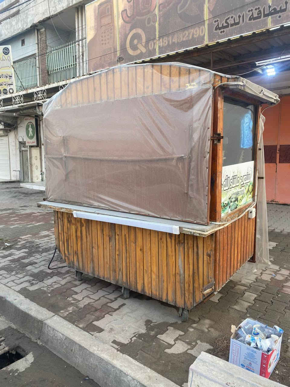 سلام عليكم عربانه للبيع مع كافه الغراض طباخ مع 10 كراسي و5 طبلات ومع طباخ عربانه جاهزة بدون نواقص 
***********
