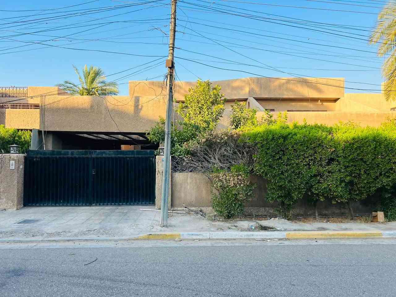 السلام عليكم بيت للبيع بسعر قطعه ارض لاطباء حي جهاد من اجمل مربعات في لاطباء  المساحة (480)  واجة 16 وربع ونزال (30)  يباع قطع اذ تريد (240)  لاستفسار مكتب النسيم للعقار ***********
