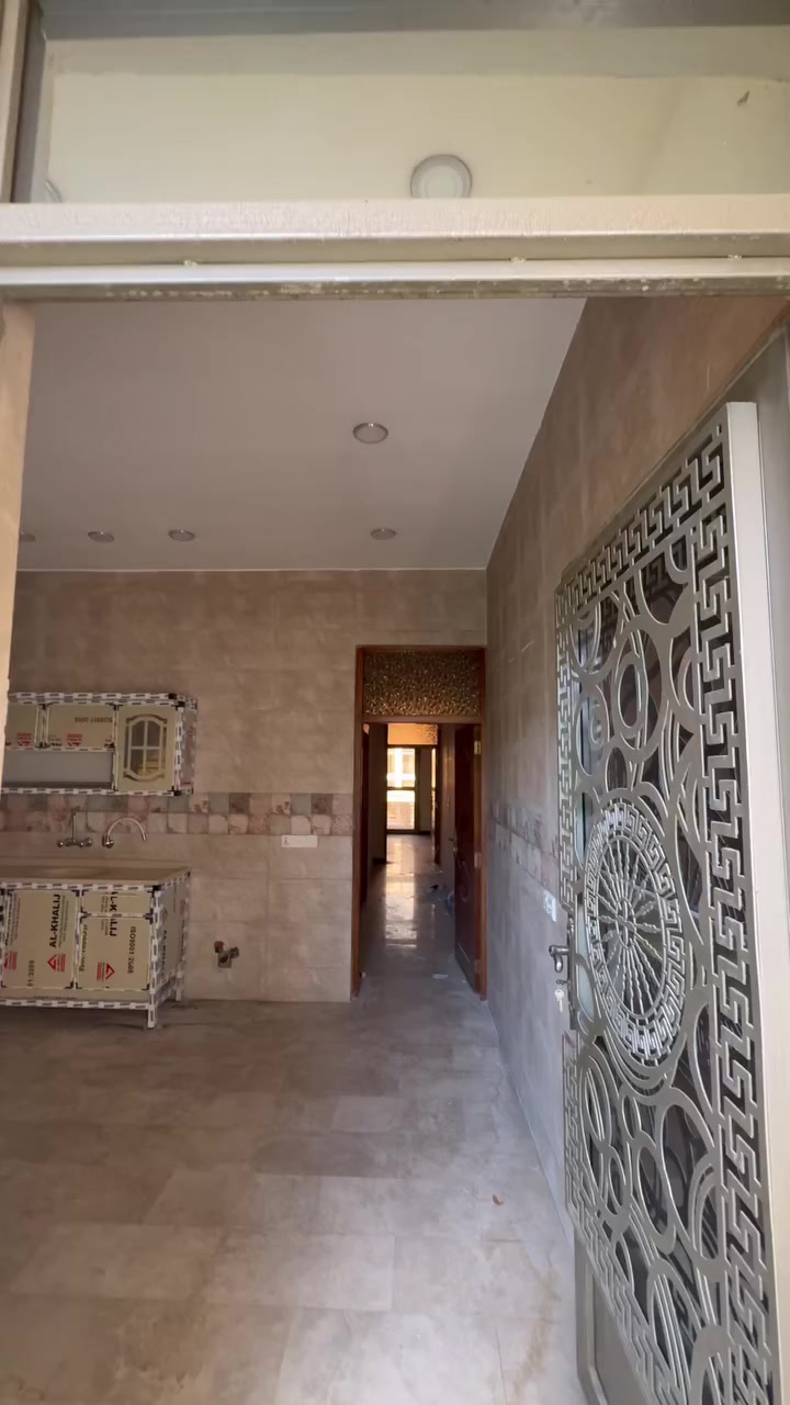 للإيجار . . طابق اول ١٠٠م ...مطبخ- خدمات - صالة- غرفة (٧٥٠ألف شهرياً)
طابق ثاني  . . ١٠٠ م ... مطبخ- خدمات - غرفة كبيرة (٧٠٠ألف شهرياً)
المنصور - مقابل مطعم زرزور - فرع لحم بعجين الموصلي
***********
