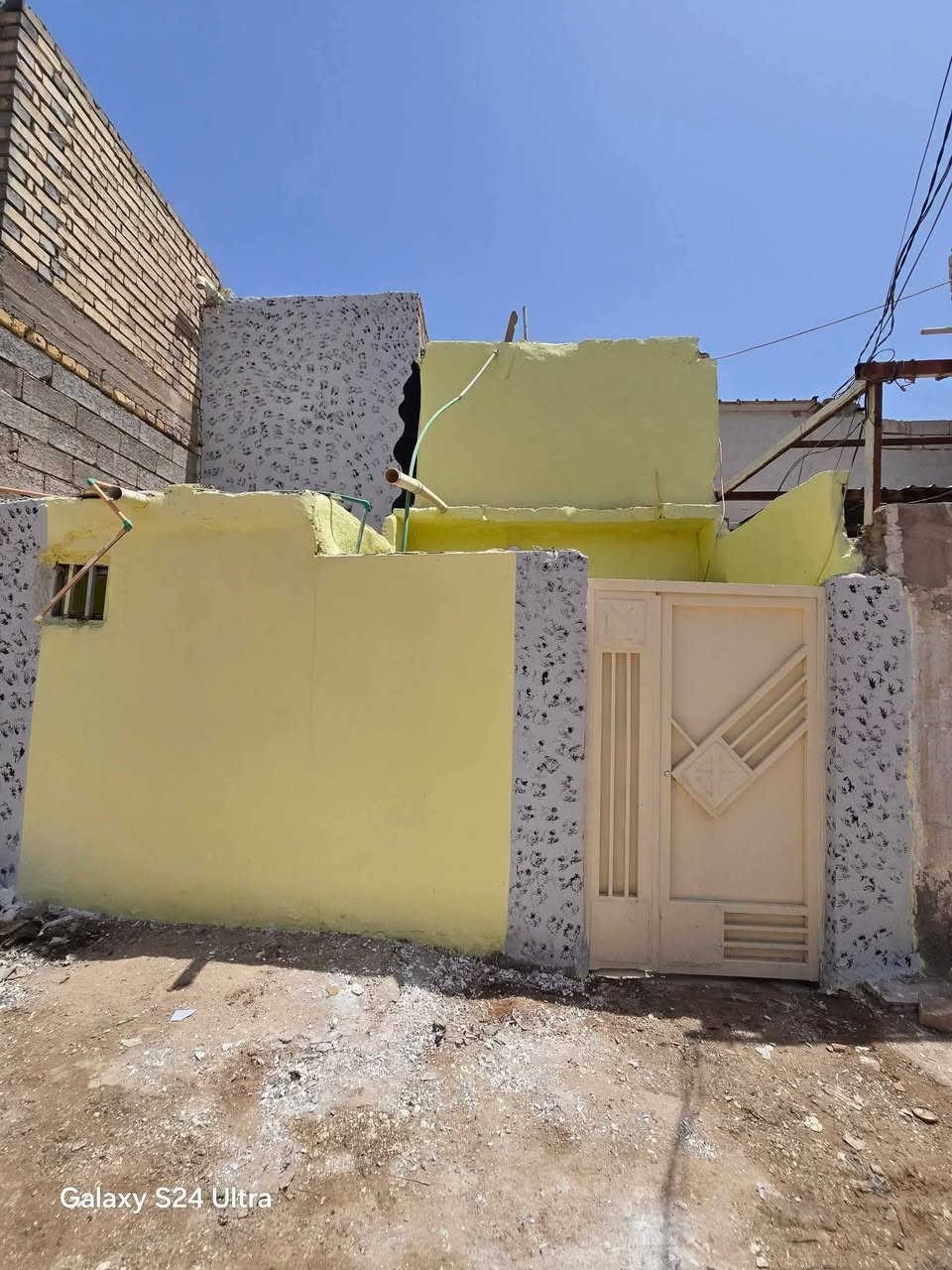 بيت لبيع بشارع المطار الجديد بشارع علكم المساحه ٦٠متر يحتوي على غرفه وصاله ومطبخ وصحيات وطارمه السعر ١٥ وبي مجال  للستفسار *********** مكتب بركات ام البنين قرب مثلجات سنبله
