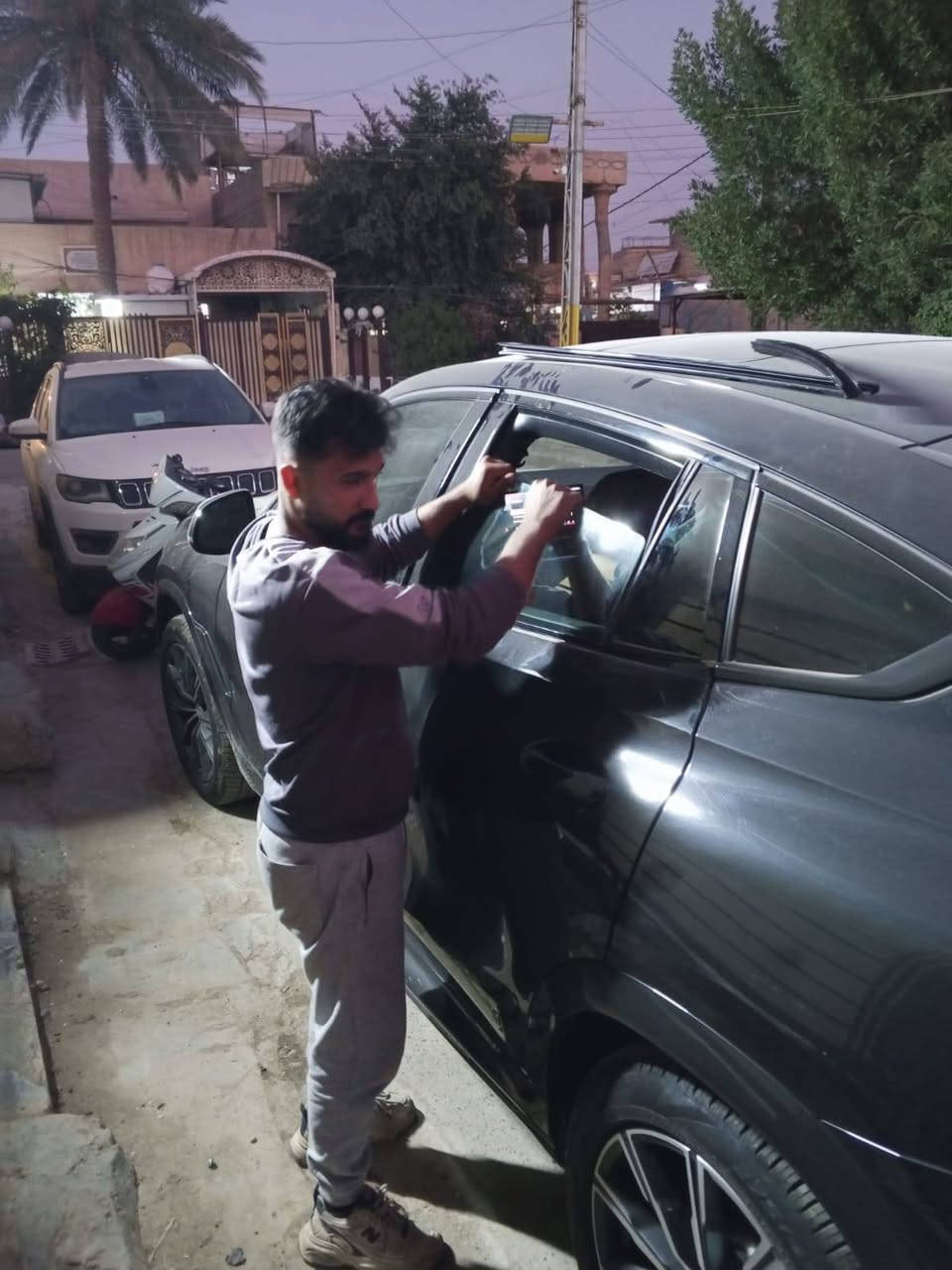 -يتوفر زجاج السيارت الحديث والقديم
-بأسعار جيده تبديل الزجاج الامامي الكافه انواع السيارات 
-تبديل الزجاج المضلل البيبان والخلفيه 
-ازاله التضليل من الزجاج الامامي والابوب
-تنضيف مكان الزجاج بعد ازالته  
-ويتوفر زجاج اصلي الكافه انوع السيارات 
-ويتوفر زجاج درجة اولى مع ضمان جوده العمل والزجاجه -فتره الضمان 3️⃣سنوات 
مع احسن انوع السلكون 
-يتوفر جميع انواع السلايتات لجميع انواع السيارات
-ويتوفر زجاج درجه ثانيه ضمان فقط جوده العمل وليس -الزجاجه 
-وكل هاذه عدنه شد موقعي داخل بغداد فقط ضايج من -الزدحام ماعندك مجال تجي احنى نجيك بكل مكان ابغداد 
-وتشوف الشغل اذا ميعجبك ربع متنطي والجامه هديه من -عدنه الك 
-موقعنا شارع شيخ عمر قرب مقبره الغزالي 
-للاستفسار اكثر اتصل بنا او مراسله ع واتس اب***********ابوفهد
