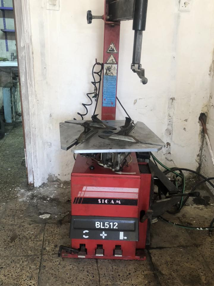 السلام عليكم جك مال سيارات ومدكه مال سييويل و خالعه مال تايرات وكمبريسر مال هوة ثنين واحد كهرباء وواحد بانزين كلهن ب600 بغداد الكرخ الرقم ***********
