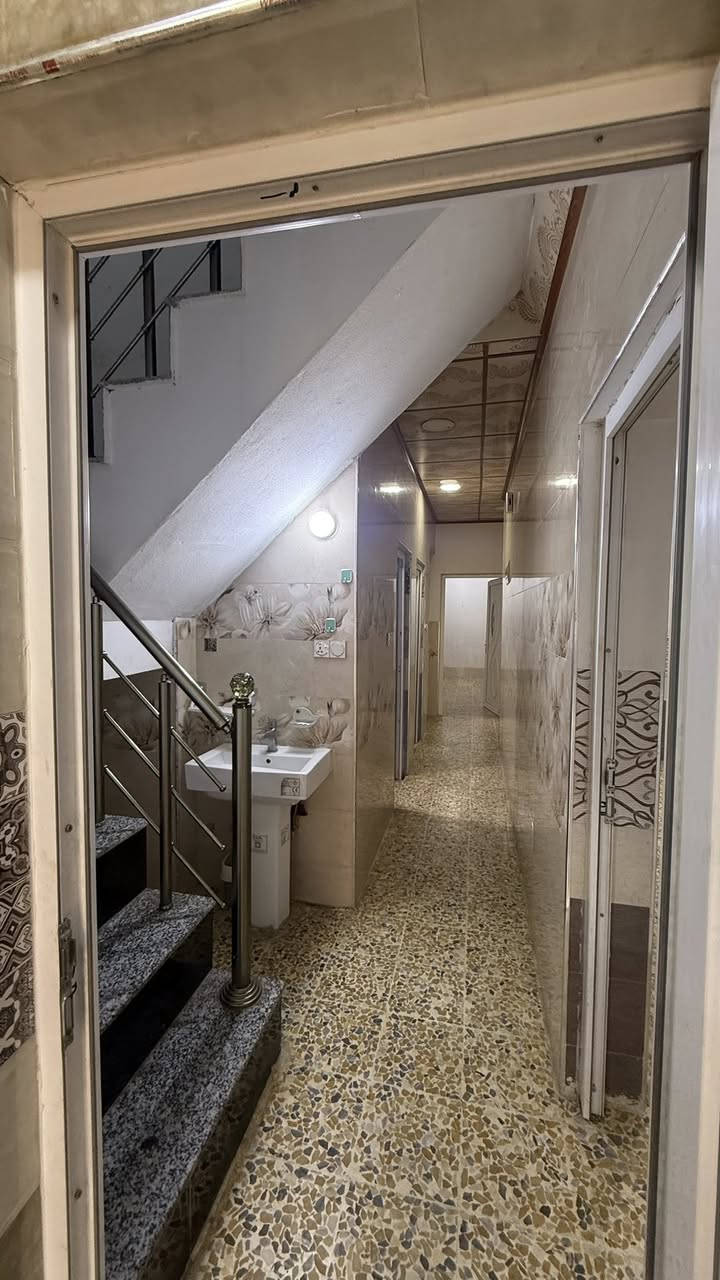 السلام عليكم 

دار للبيع 🏠 

الموقع 📍
حي السماح الاركان قرب سايدين 30 اول فرع 

المساحة / 150م طابق ونص 

 الطابق الاول: هول واستقبال ومطبخ وصحيات 
وغرفتين نوم ومناور عدد ثنين 

الطابق الثاني : غرفتين نوم وهول وصحيات 

البيت بناء حديث كما موضح بالصور 

للاستفسار التواصل ؏ الارقام التالية :

اسيا / ***********
كورك / ***********
